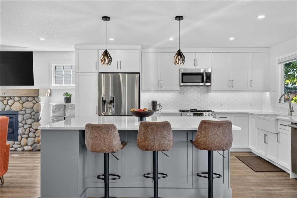 7327 Silver Springs Road Nw, Calgary, AB - Indoor Photo Showing Kitchen With Stainless Steel Kitchen With Upgraded Kitchen