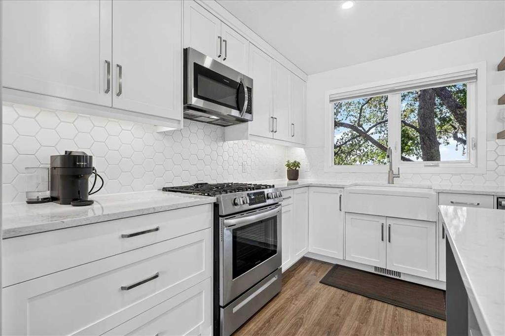7327 Silver Springs Road Nw, Calgary, AB - Indoor Photo Showing Kitchen With Stainless Steel Kitchen With Upgraded Kitchen
