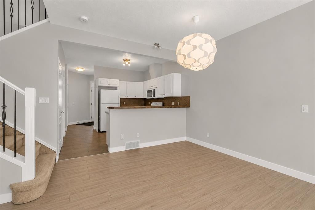 34 Royal Manor Nw, Calgary, AB - Indoor Photo Showing Kitchen