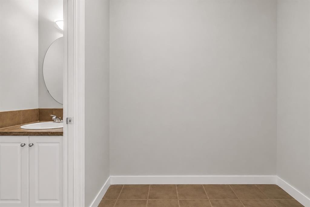 34 Royal Manor Nw, Calgary, AB - Indoor Photo Showing Bathroom