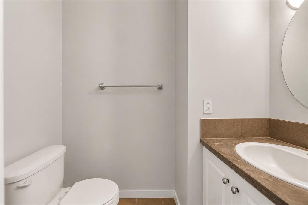 34 Royal Manor Nw, Calgary, AB - Indoor Photo Showing Bathroom