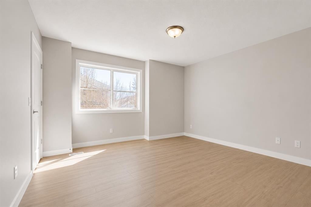 34 Royal Manor Nw, Calgary, AB - Indoor Photo Showing Other Room