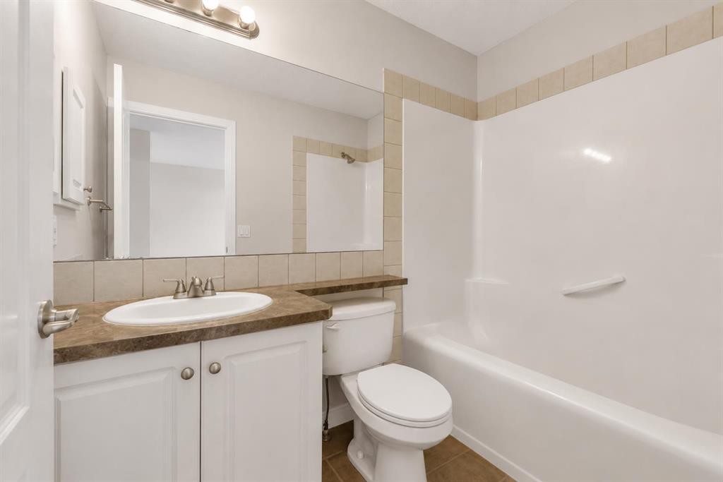 34 Royal Manor Nw, Calgary, AB - Indoor Photo Showing Bathroom