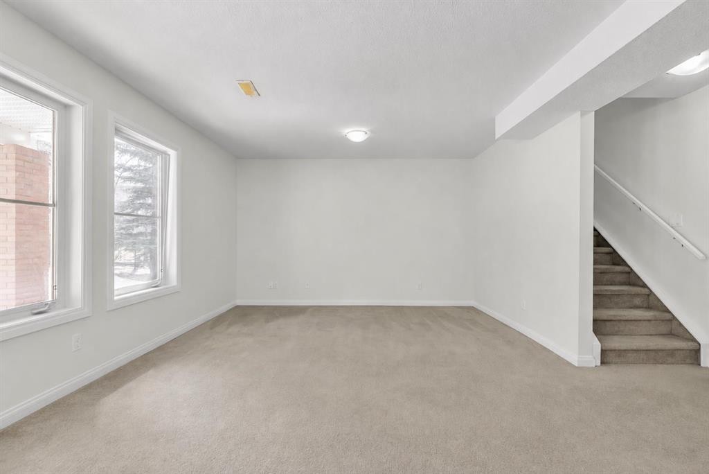 34 Royal Manor Nw, Calgary, AB - Indoor Photo Showing Other Room
