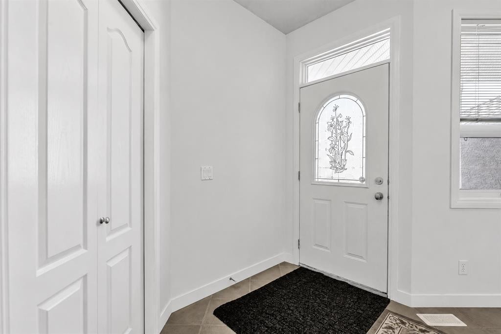 34 Royal Manor Nw, Calgary, AB - Indoor Photo Showing Other Room