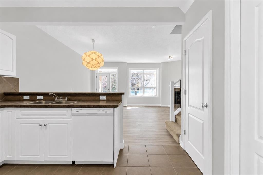 34 Royal Manor Nw, Calgary, AB - Indoor Photo Showing Kitchen With Double Sink