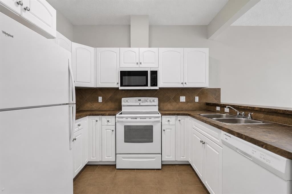 34 Royal Manor Nw, Calgary, AB - Indoor Photo Showing Kitchen With Double Sink