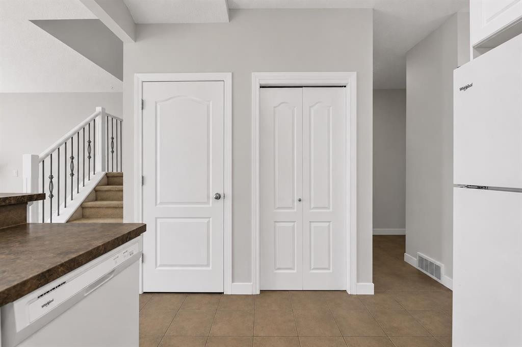 34 Royal Manor Nw, Calgary, AB - Indoor Photo Showing Other Room