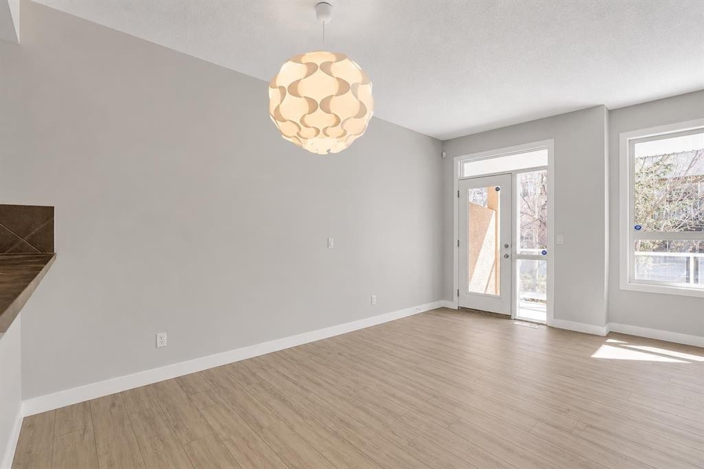 34 Royal Manor Nw, Calgary, AB - Indoor Photo Showing Other Room