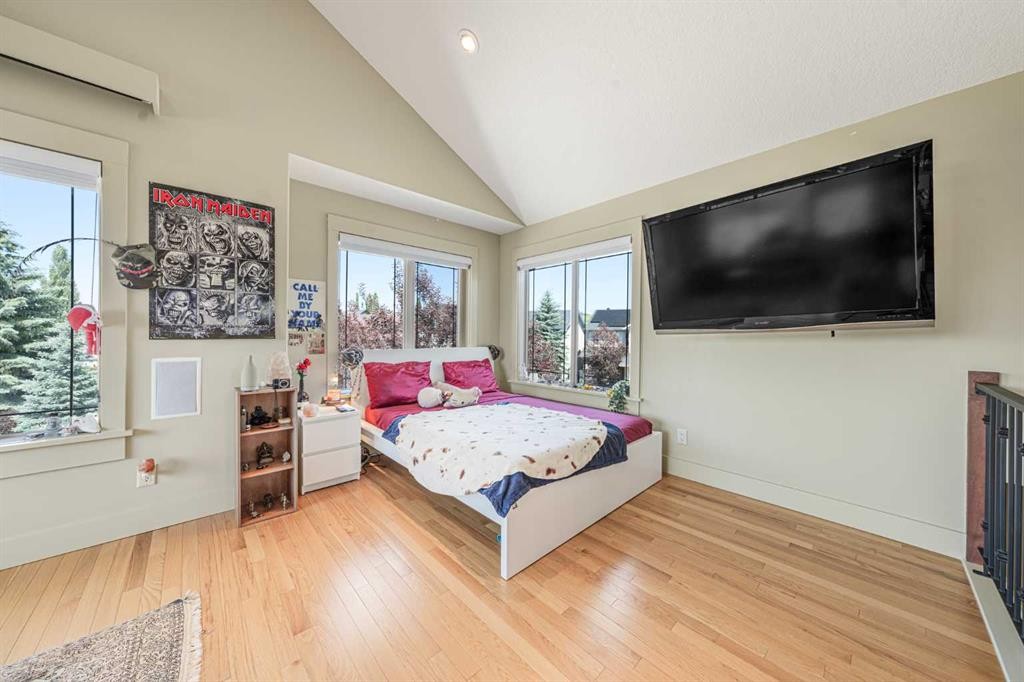 2 Discovery Ridge Heights Sw, Calgary, AB - Indoor Photo Showing Bedroom