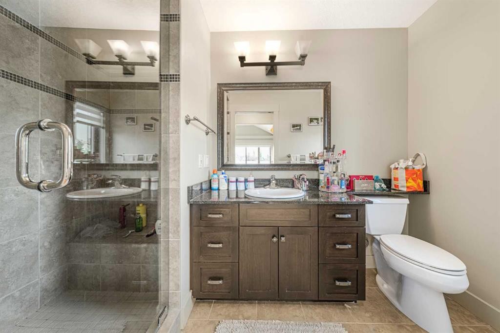 2 Discovery Ridge Heights Sw, Calgary, AB - Indoor Photo Showing Bathroom