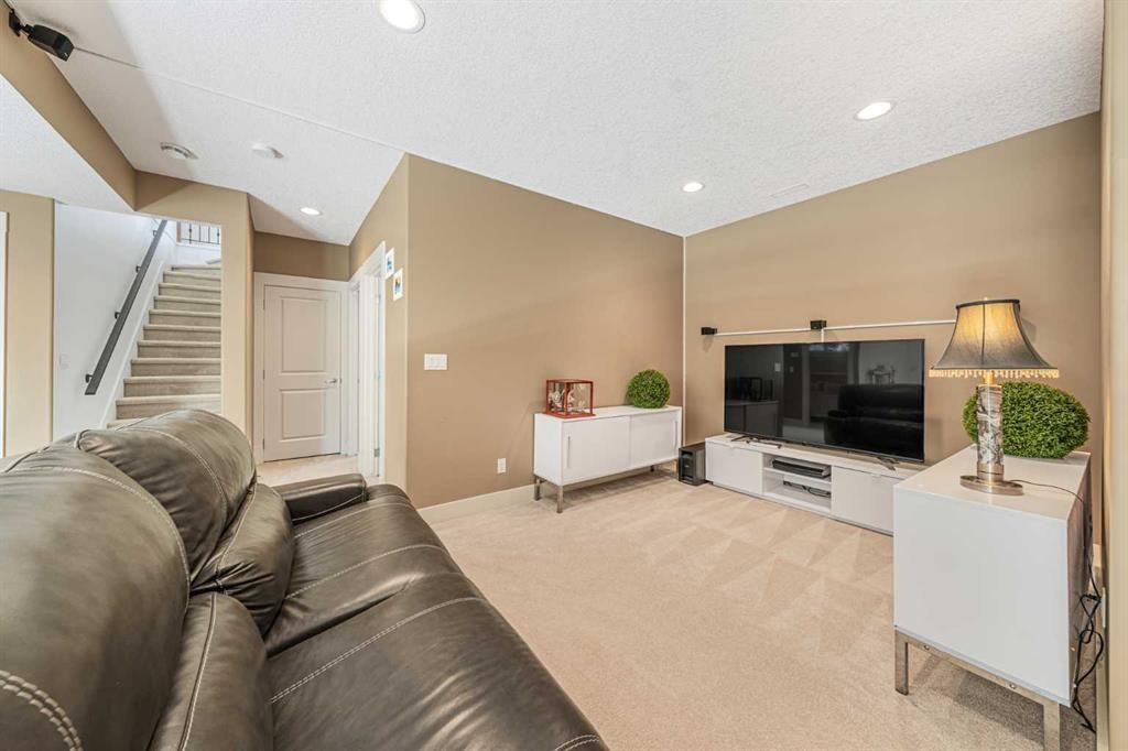 2 Discovery Ridge Heights Sw, Calgary, AB - Indoor Photo Showing Living Room