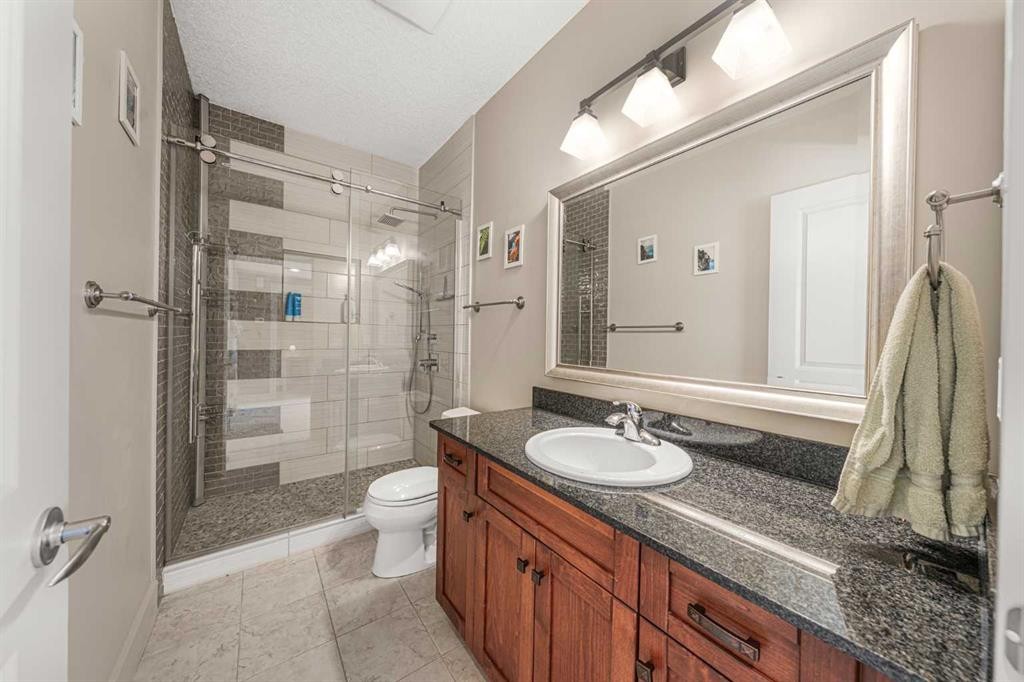2 Discovery Ridge Heights Sw, Calgary, AB - Indoor Photo Showing Bathroom