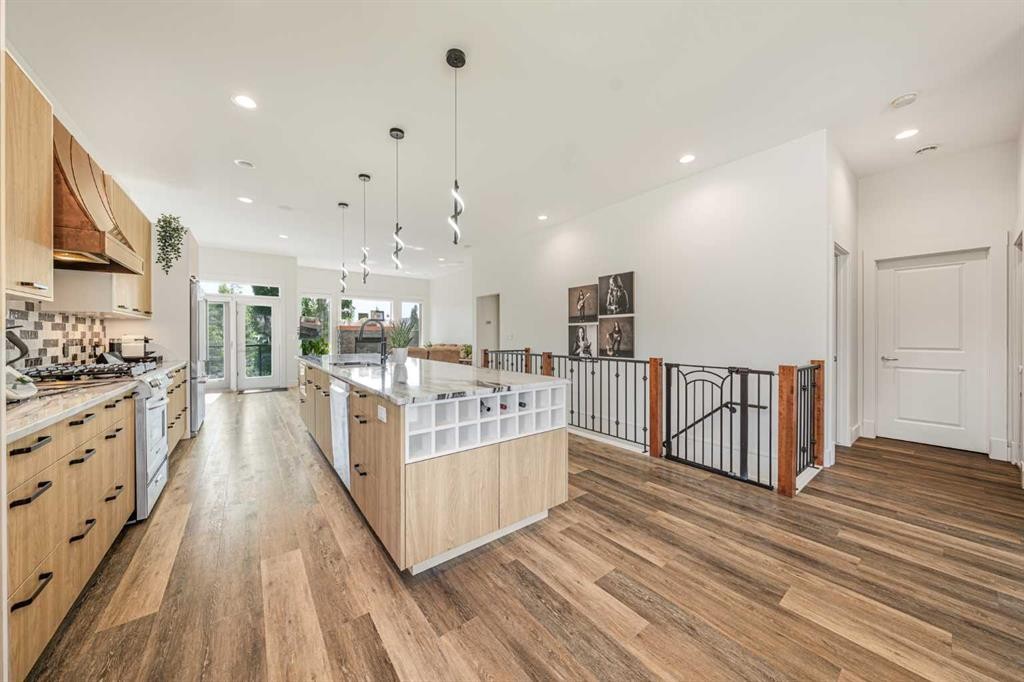 2 Discovery Ridge Heights Sw, Calgary, AB - Indoor Photo Showing Kitchen With Upgraded Kitchen