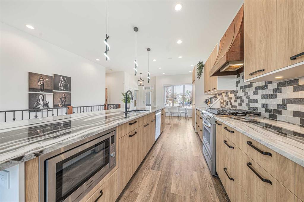 2 Discovery Ridge Heights Sw, Calgary, AB - Indoor Photo Showing Kitchen With Upgraded Kitchen