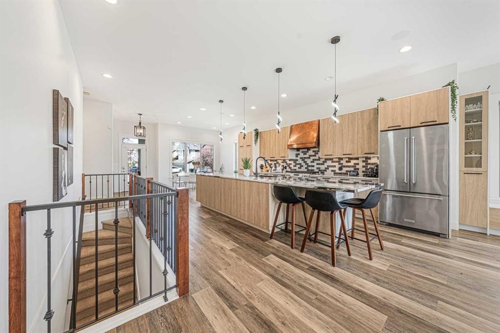 2 Discovery Ridge Heights Sw, Calgary, AB - Indoor Photo Showing Kitchen With Upgraded Kitchen