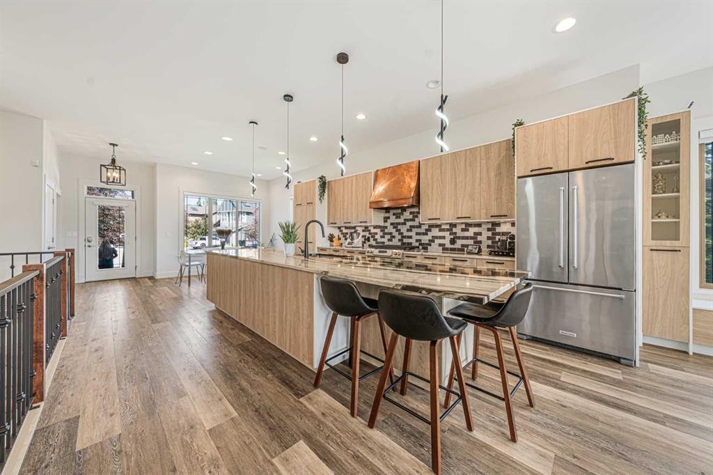 2 Discovery Ridge Heights Sw, Calgary, AB - Indoor Photo Showing Kitchen With Upgraded Kitchen