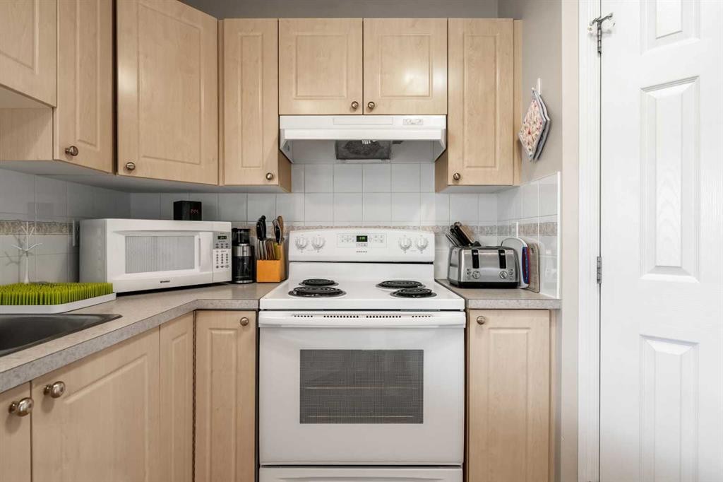 172 Citadel Bluff Close Nw, Calgary, AB - Indoor Photo Showing Kitchen