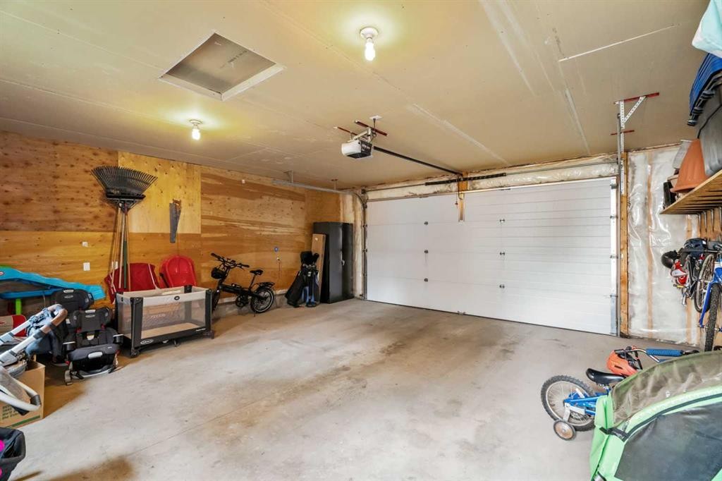 172 Citadel Bluff Close Nw, Calgary, AB - Indoor Photo Showing Garage