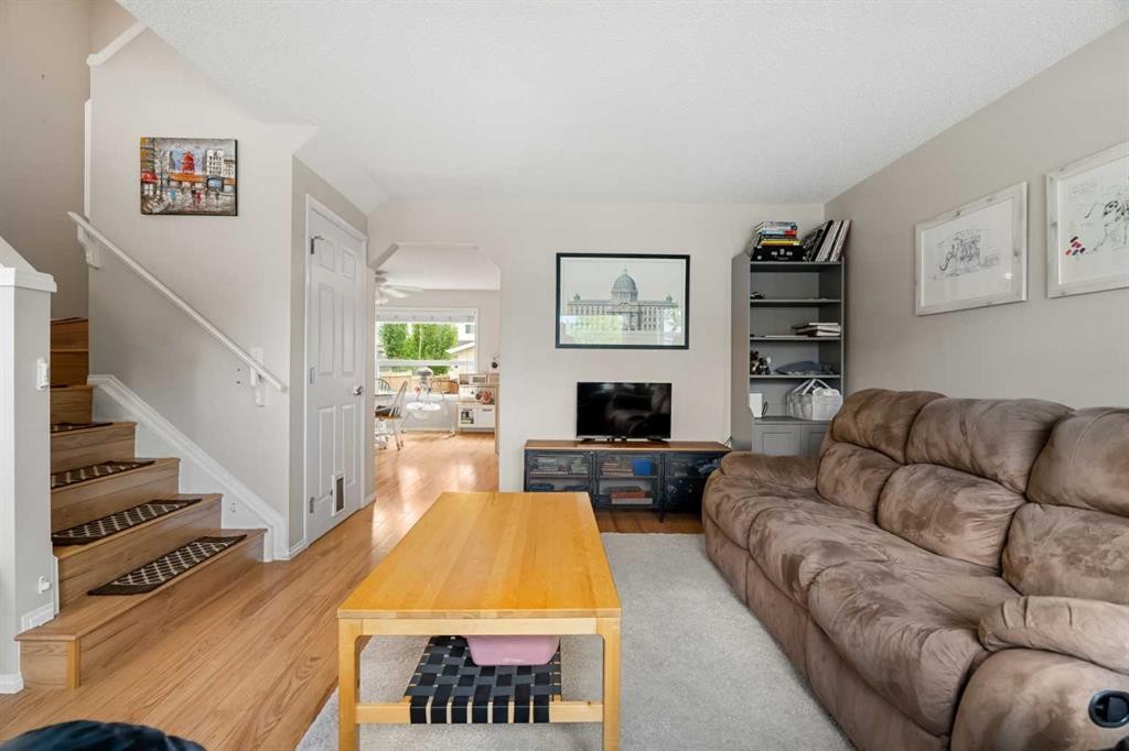 172 Citadel Bluff Close Nw, Calgary, AB - Indoor Photo Showing Living Room