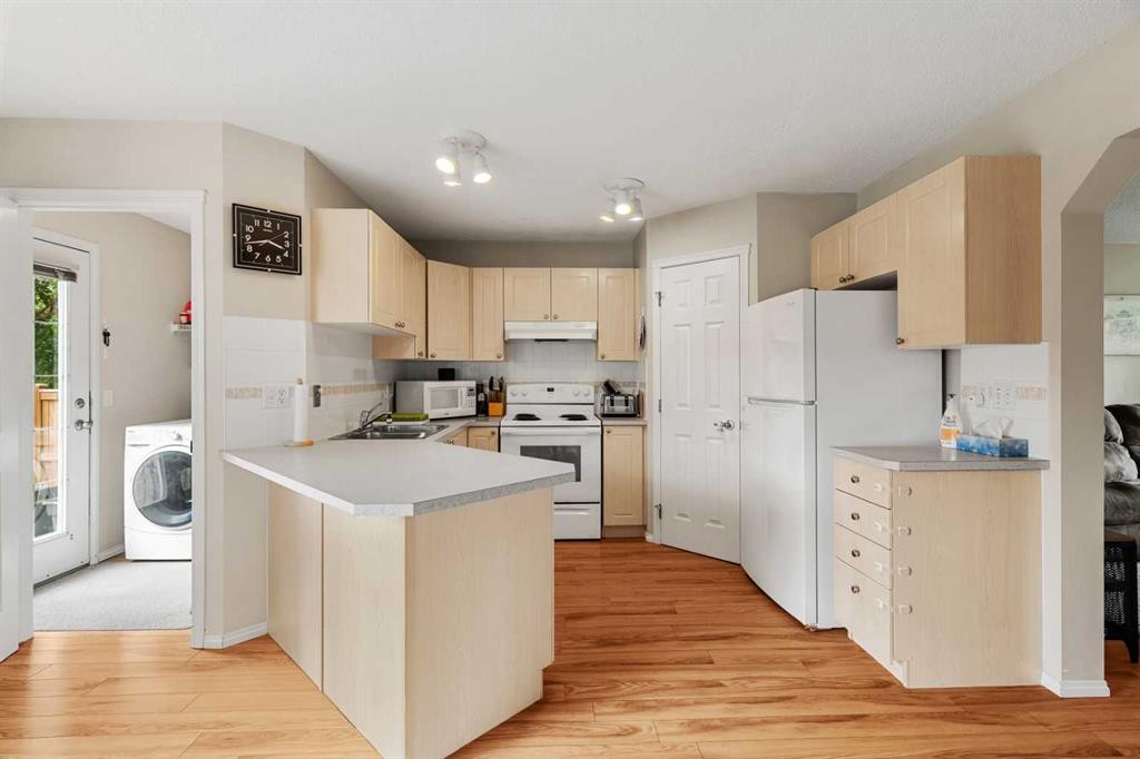 172 Citadel Bluff Close Nw, Calgary, AB - Indoor Photo Showing Kitchen