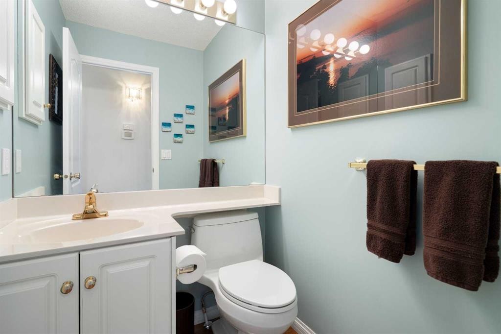 1649 Evergreen Hill Sw, Calgary, AB - Indoor Photo Showing Bathroom