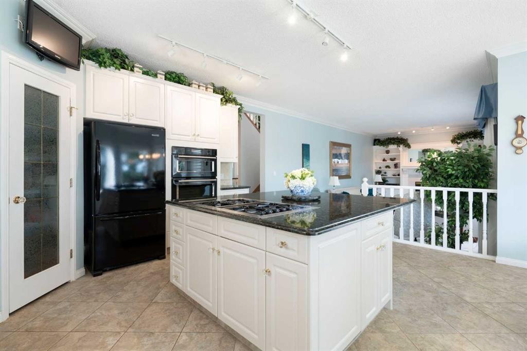 1649 Evergreen Hill Sw, Calgary, AB - Indoor Photo Showing Kitchen
