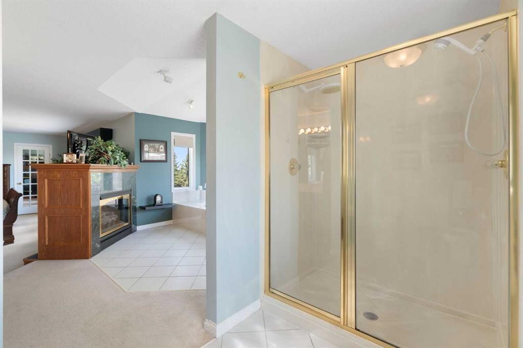 1649 Evergreen Hill Sw, Calgary, AB - Indoor Photo Showing Bathroom
