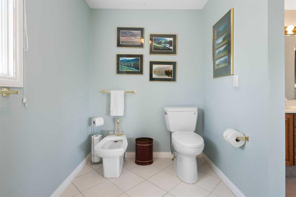1649 Evergreen Hill Sw, Calgary, AB - Indoor Photo Showing Bathroom