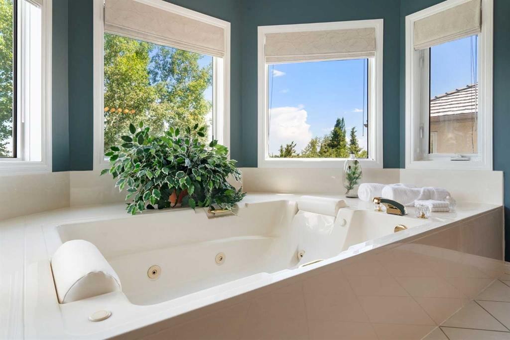 1649 Evergreen Hill Sw, Calgary, AB - Indoor Photo Showing Bathroom