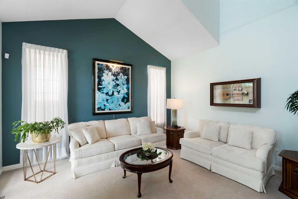 1649 Evergreen Hill Sw, Calgary, AB - Indoor Photo Showing Living Room