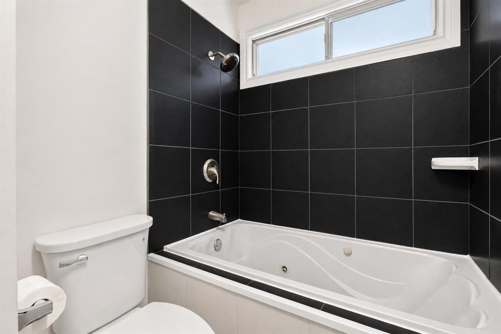 1816 Lynnover Road Se, Calgary, AB - Indoor Photo Showing Bathroom