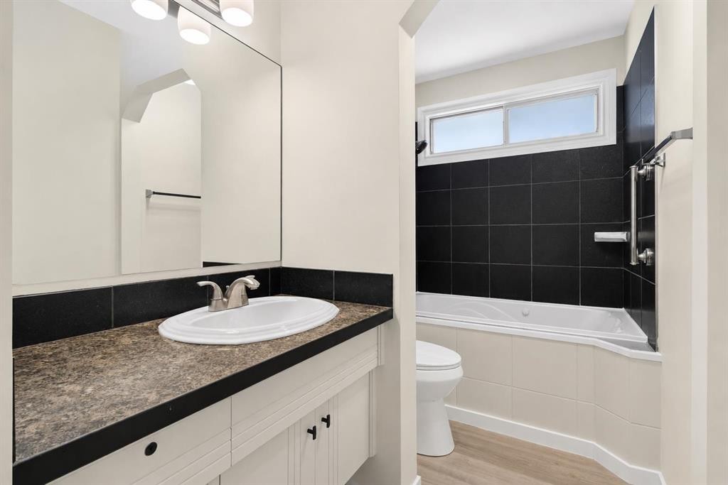 1816 Lynnover Road Se, Calgary, AB - Indoor Photo Showing Bathroom