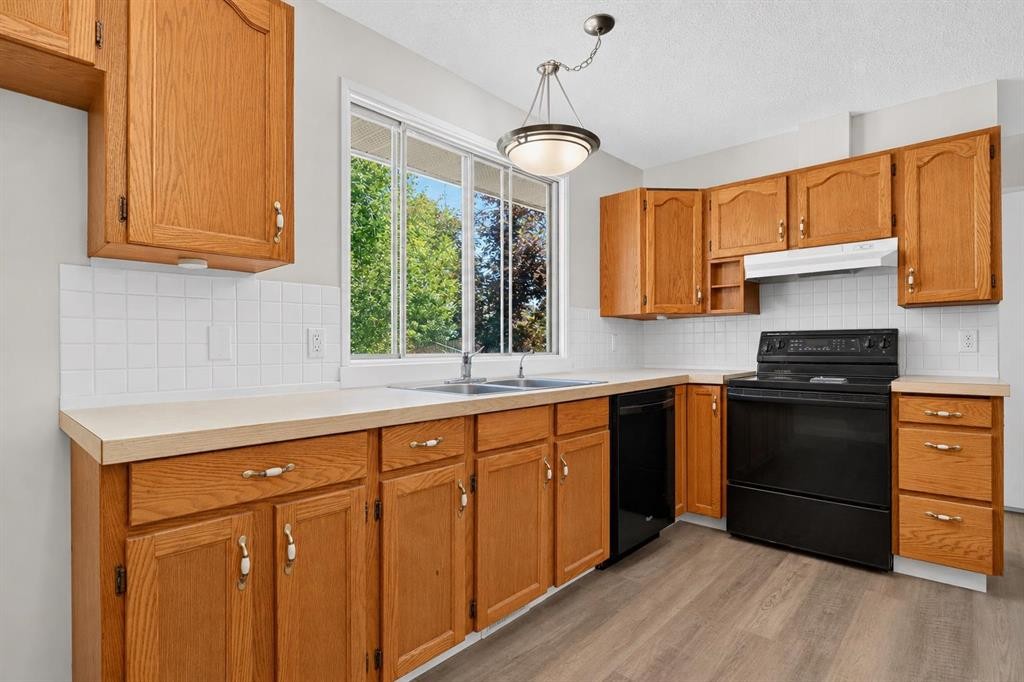 1816 Lynnover Road Se, Calgary, AB - Indoor Photo Showing Kitchen With Double Sink