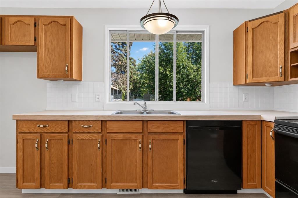1816 Lynnover Road Se, Calgary, AB - Indoor Photo Showing Kitchen With Double Sink