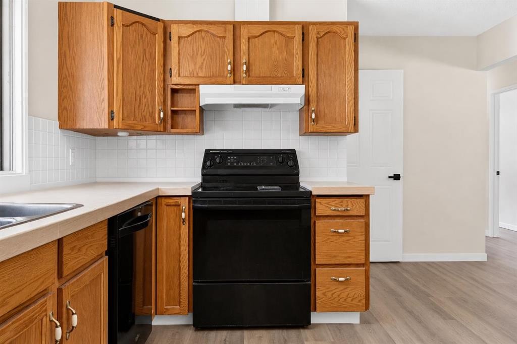 1816 Lynnover Road Se, Calgary, AB - Indoor Photo Showing Kitchen