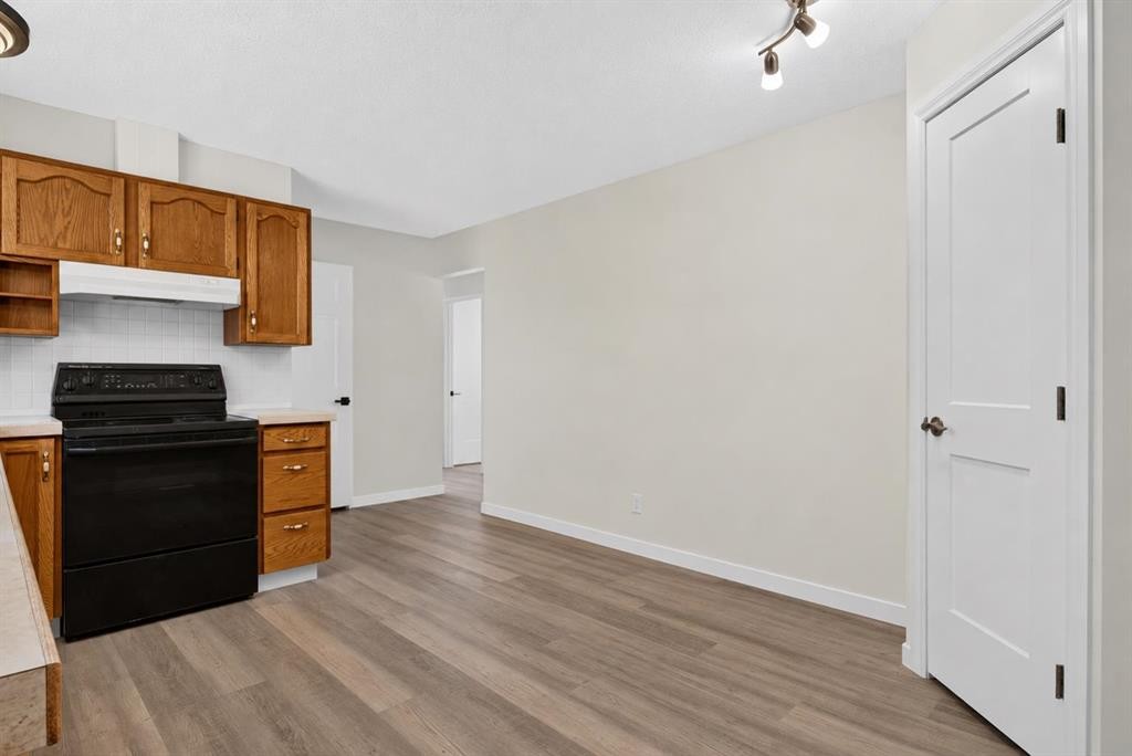 1816 Lynnover Road Se, Calgary, AB - Indoor Photo Showing Kitchen