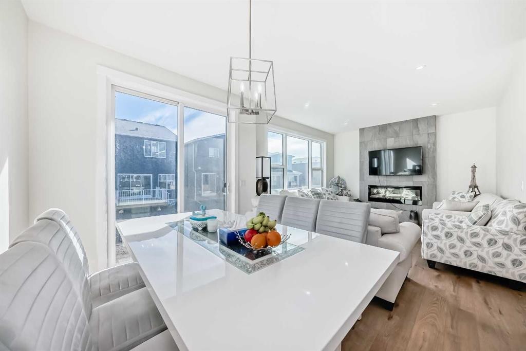 138 Silver Spruce Grove Sw, Calgary, AB - Indoor