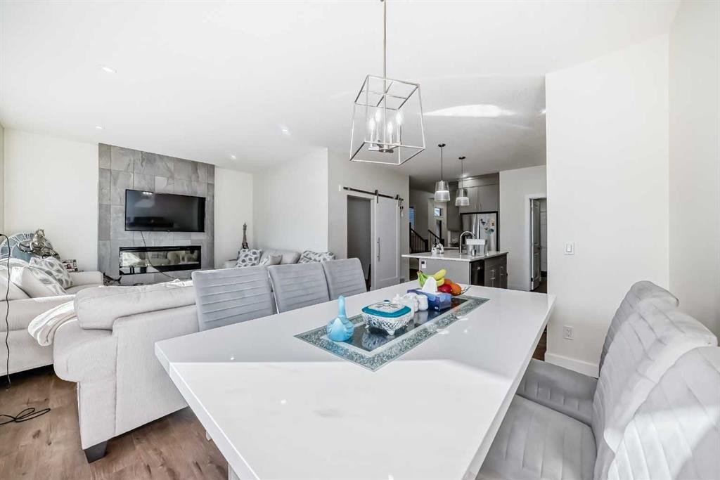 138 Silver Spruce Grove Sw, Calgary, AB - Indoor