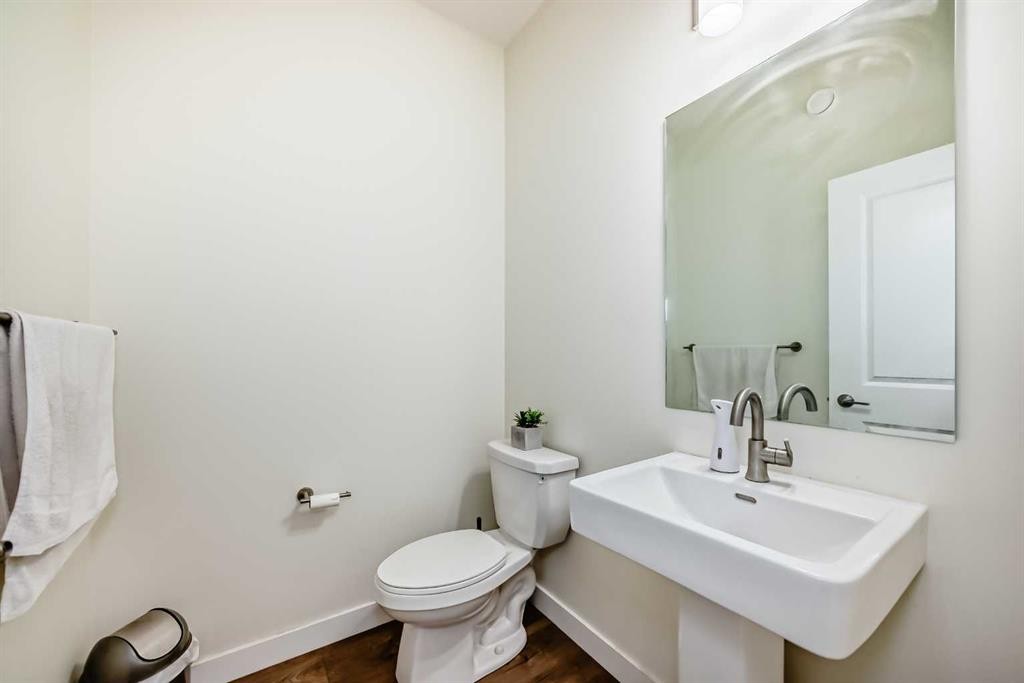 138 Silver Spruce Grove Sw, Calgary, AB - Indoor Photo Showing Bathroom
