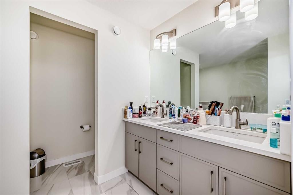138 Silver Spruce Grove Sw, Calgary, AB - Indoor Photo Showing Bathroom