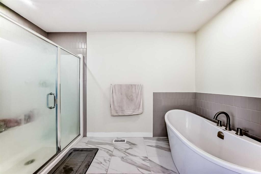 138 Silver Spruce Grove Sw, Calgary, AB - Indoor Photo Showing Bathroom