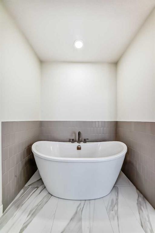 138 Silver Spruce Grove Sw, Calgary, AB - Indoor Photo Showing Bathroom