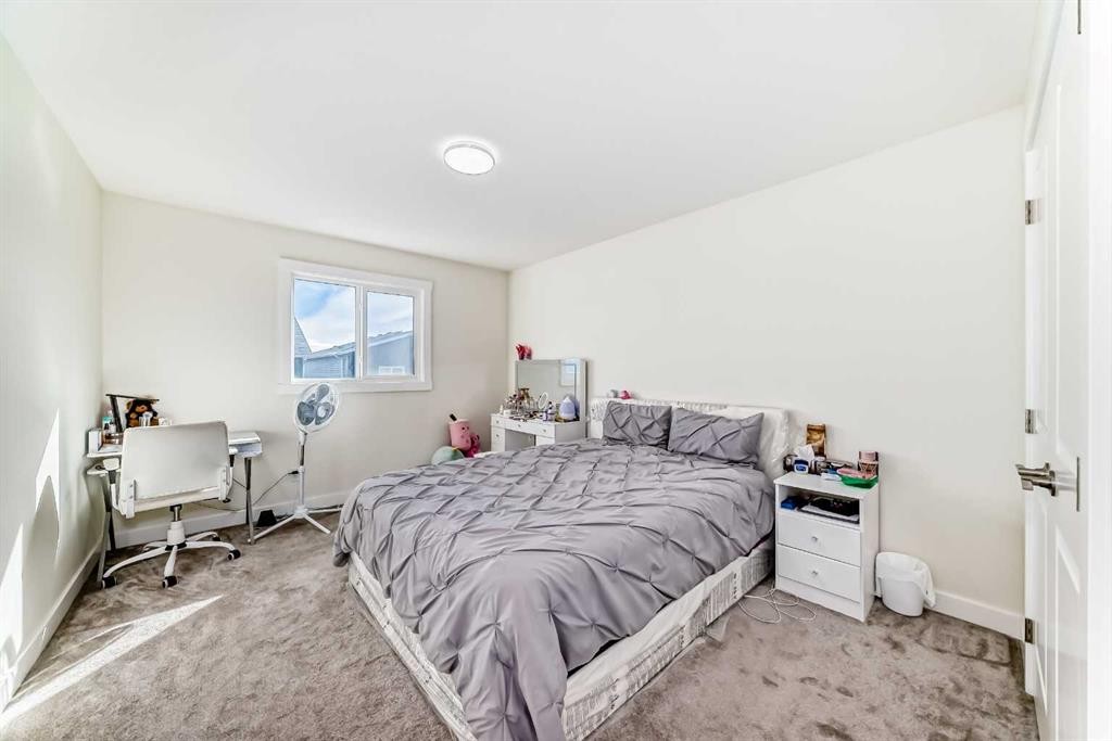 138 Silver Spruce Grove Sw, Calgary, AB - Indoor Photo Showing Bedroom