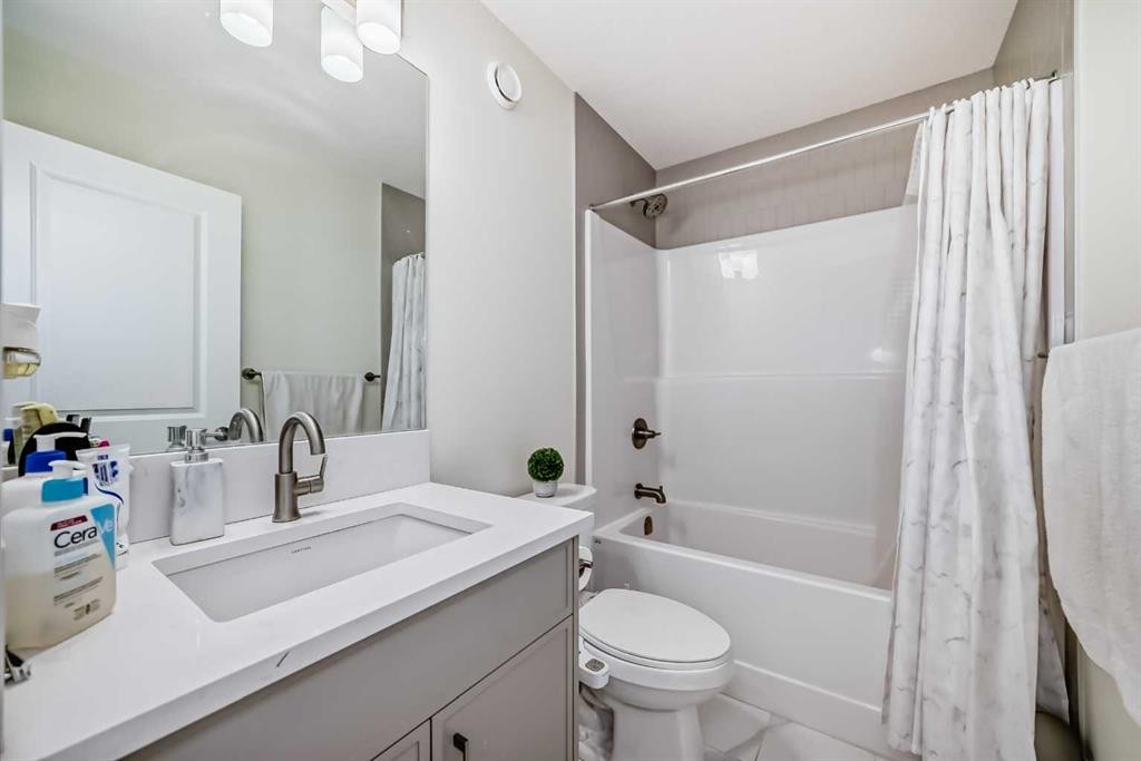 138 Silver Spruce Grove Sw, Calgary, AB - Indoor Photo Showing Bathroom