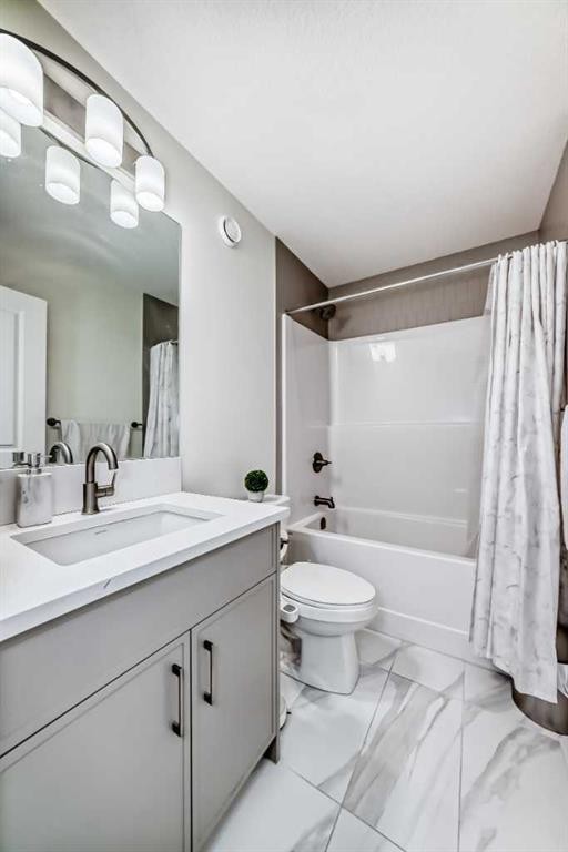 138 Silver Spruce Grove Sw, Calgary, AB - Indoor Photo Showing Bathroom