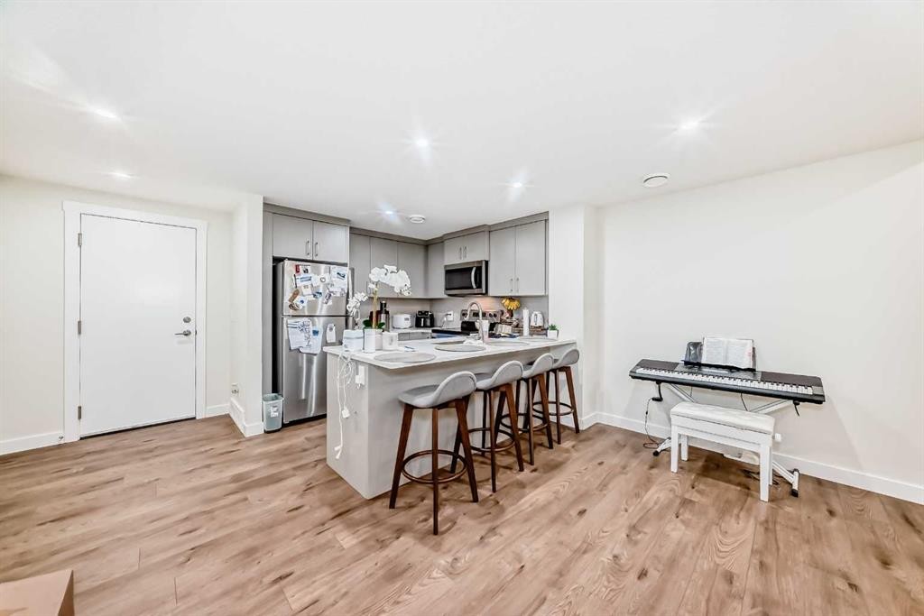 138 Silver Spruce Grove Sw, Calgary, AB - Indoor Photo Showing Kitchen