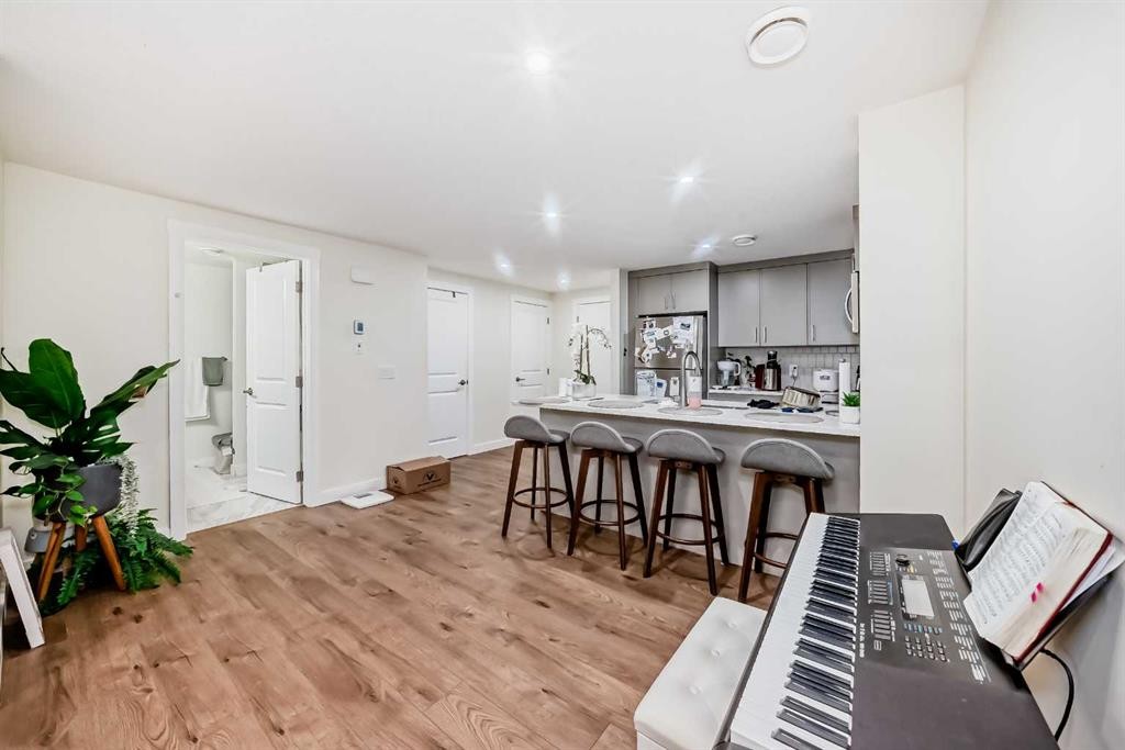 138 Silver Spruce Grove Sw, Calgary, AB - Indoor