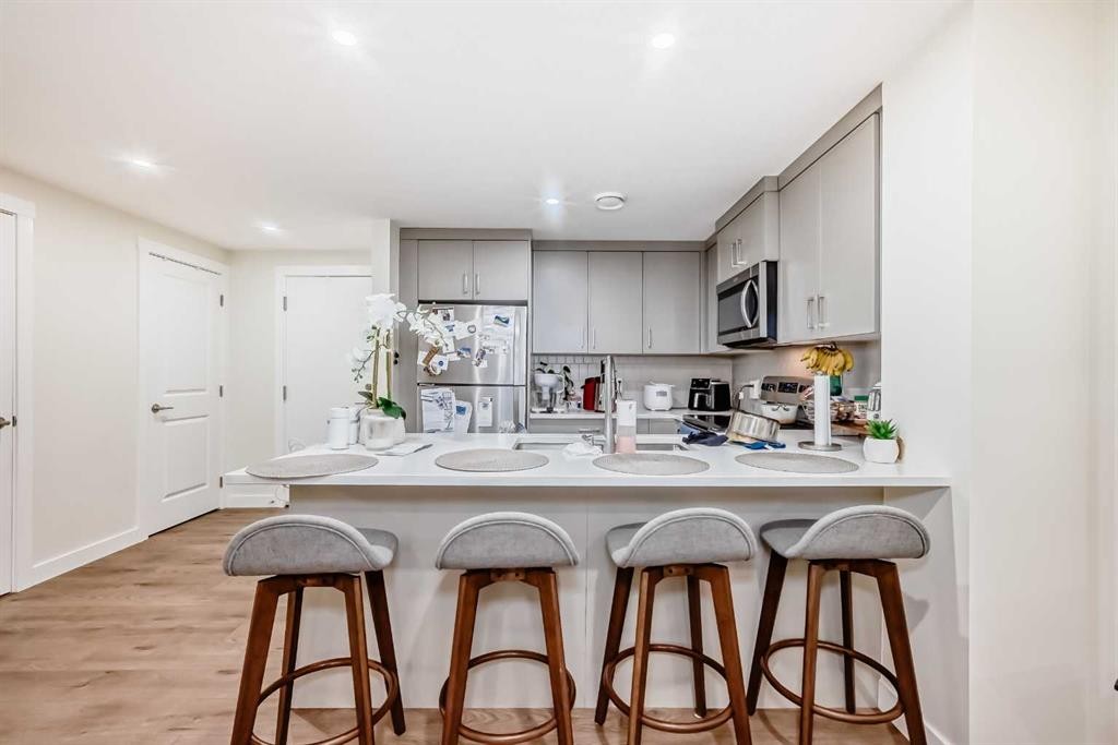 138 Silver Spruce Grove Sw, Calgary, AB - Indoor Photo Showing Kitchen
