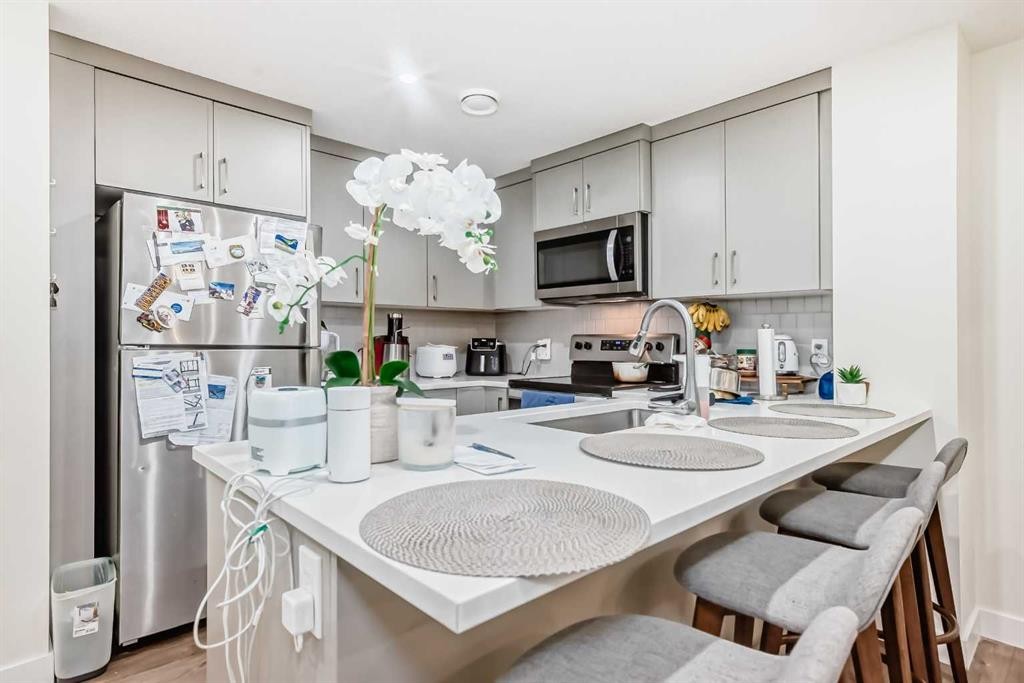 138 Silver Spruce Grove Sw, Calgary, AB - Indoor Photo Showing Kitchen